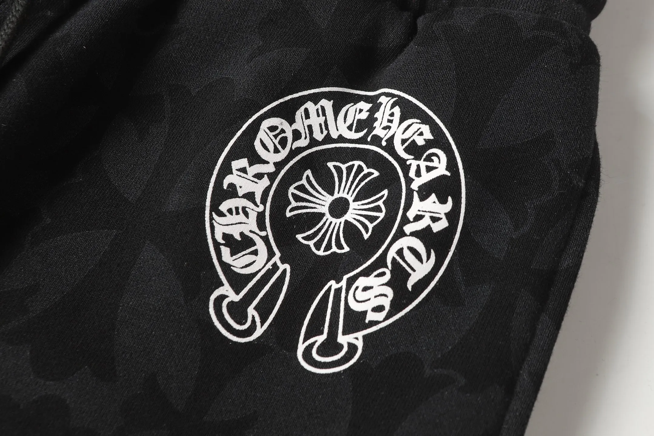 P280 #W5004 cross-border model. Those who pursue quality, please do not place an order. -Chrome Hearts/Chrome Hearts dark pattern all-over Sanskrit letter printed trousers, casual pants and sweatpants -High weight, high density and high quality. The wool is soft, delicate and skin-friendly. It feels soft and silky. It has excellent warmth and skin-friendly properties.